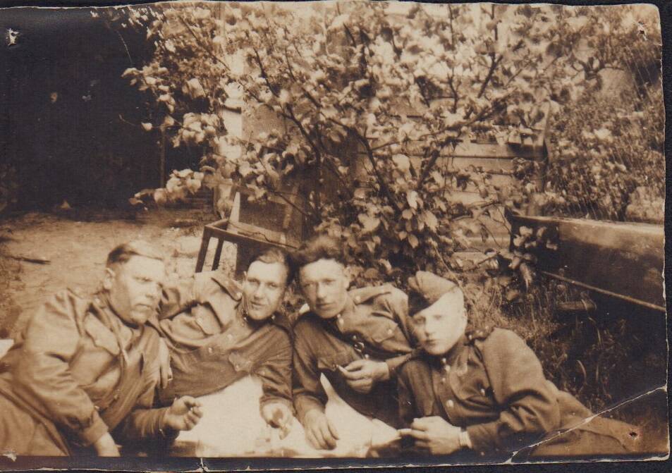 Фотография групповая из архива Маркевцева М.Ф. Германия.