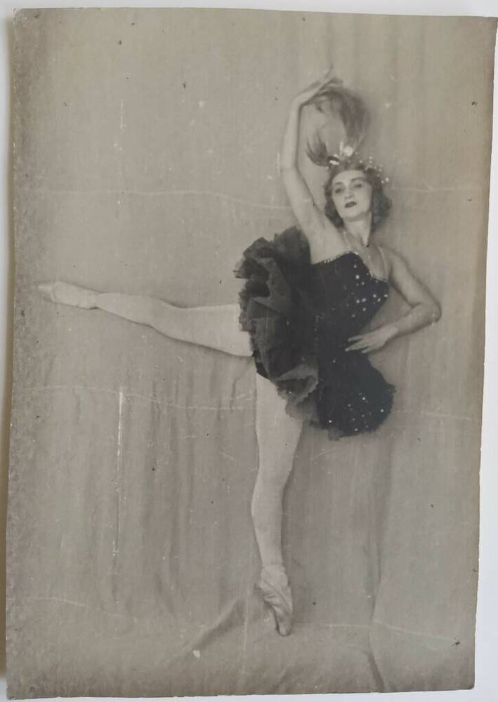 Фотография черно-белая. Н.В. Владимова в образе черного лебедя из балета «Лебединое озеро». 