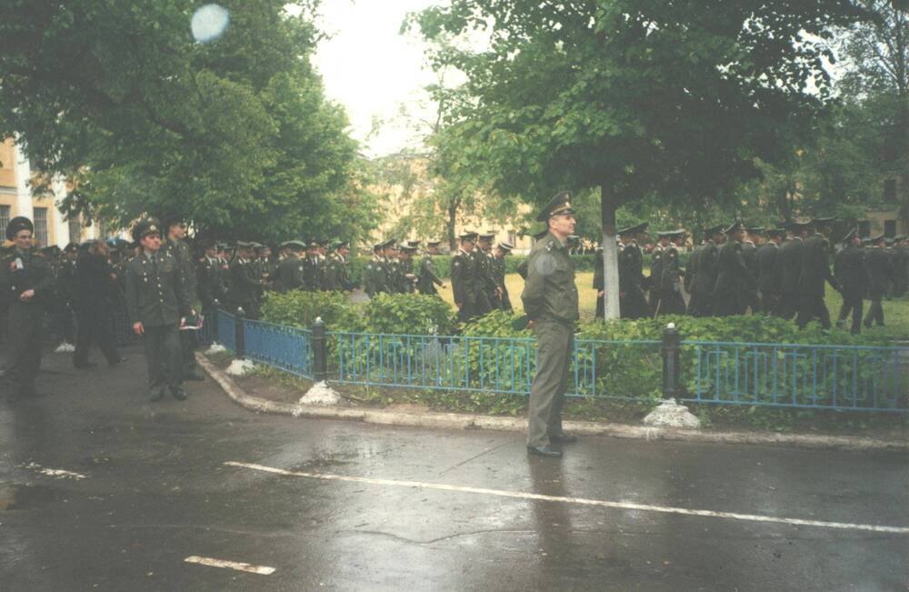 Фотография выпускников военно-космической академии  им. А.Ф. Можайского (г.Санкт-Петербург). Построение.