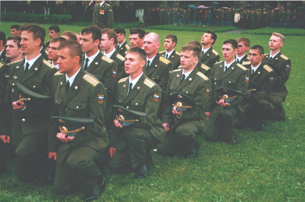 Фотография выпускников военно-космической академии  им. А.Ф. Можайского (г.Санкт-Петербург).  Прощание со знаменем.