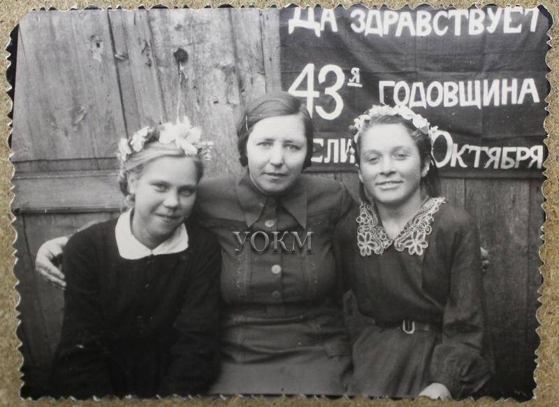 Фотография групповая. Михайлова Татьяна Константиновна (в центре) с подругами.
