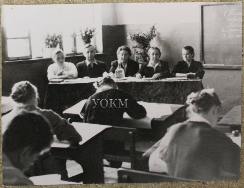 Фотография. Михайлова Е.К. (2-я справа) среди членов экзаменационной комиссии во время приема выпускных экзаменов в 10-м классе.