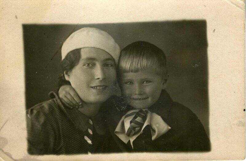 Фотография. Анастасия Николаевна Спирова с сыном Владиком.
