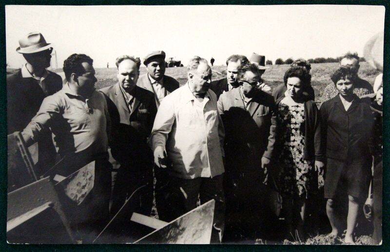 Фото Шумаков Б.А. с сотрудниками на поле