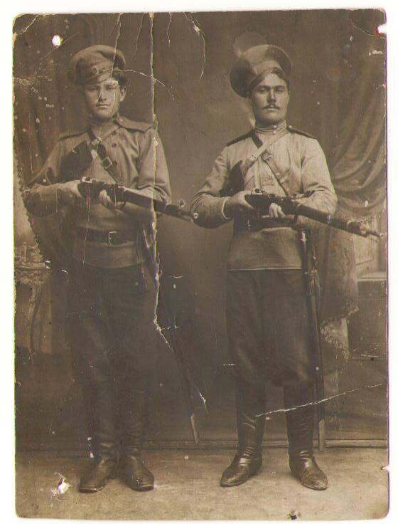 Фото Двое мужчин в казачьей форме