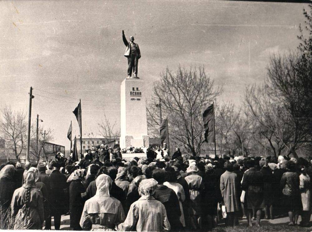 Фотография черно-белая сюжетная. Празднование 50-летия Советской власти, посвященное В.И. Ленину.