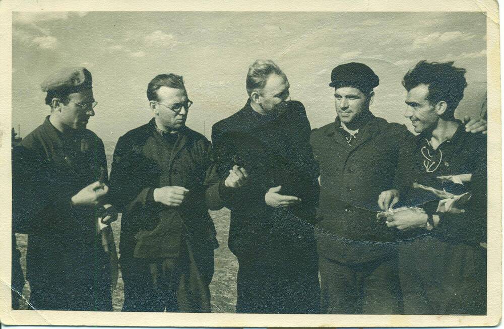Фотография. Бригада болгарской молодежи в совхозе Целинный, 1956 г.