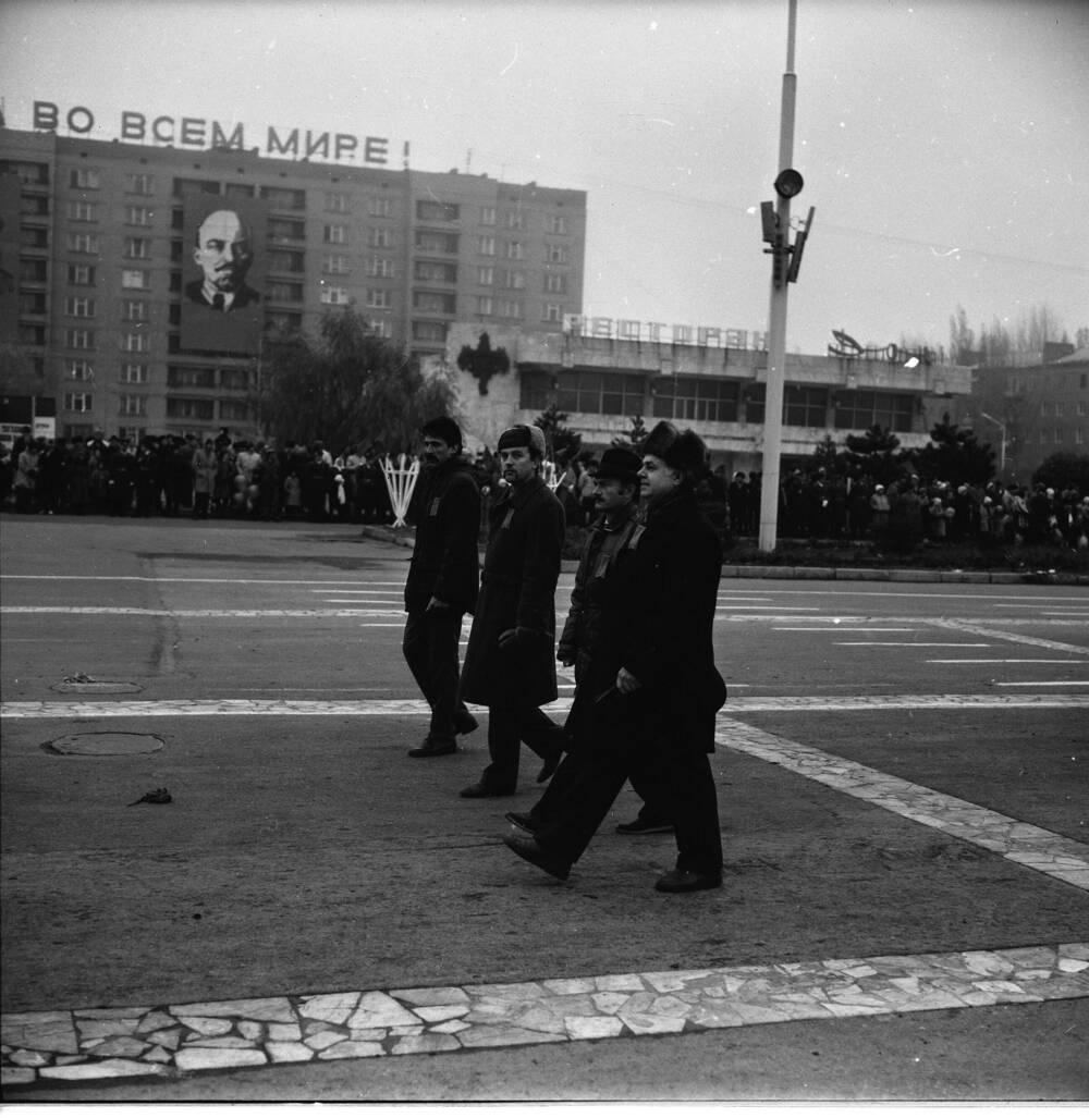 Фотонегатив. Демонстрация 7 ноября на площади Победы