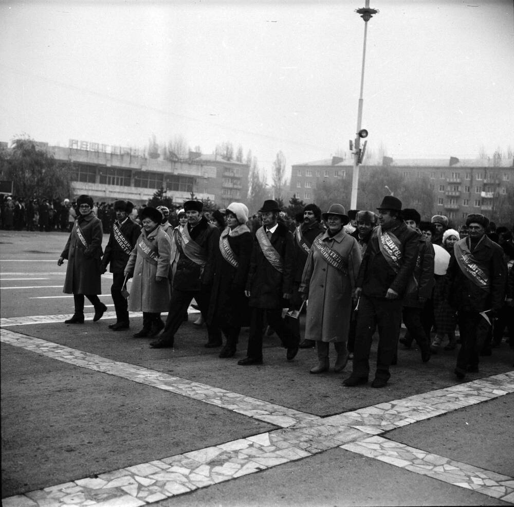 Фотонегатив. Демонстрация 7 ноября на площади Победы