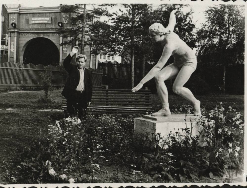 Фотография. Скульптура «Девушка-спортсменка» в городском саду. 1950-е гг