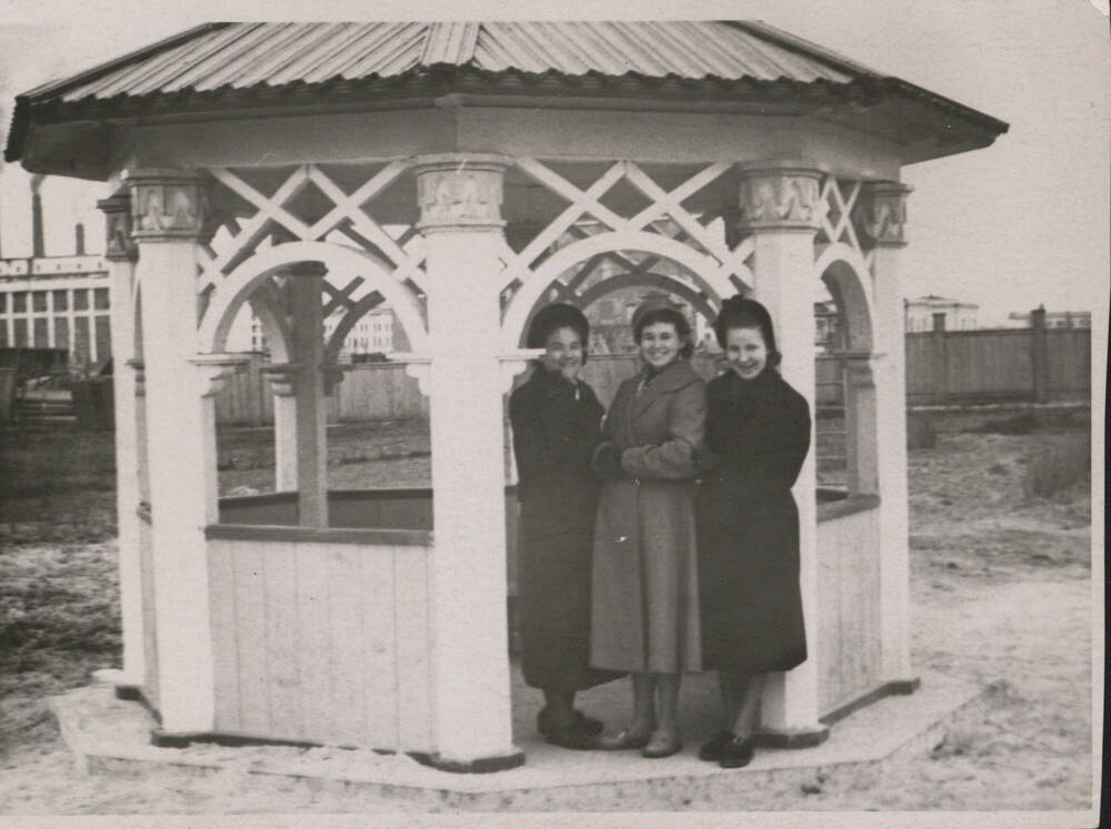 Фотография. Беседка на детской площадке улицы Базарная. 1958 г.