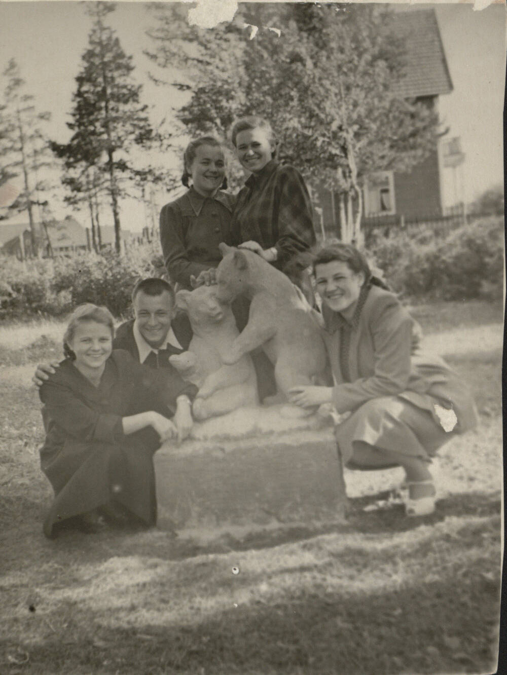 Фотография. Скульптура «Медвежата» в городском саду. 1953 г