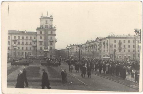 Фотография черно-белая. Участники демонстрации на улице Ленина перед зданием Дворца культуры НКАЗ'а, г. Новокузнецк.