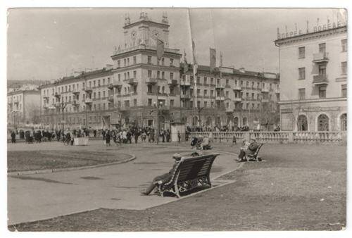 Фотография черно-белая. Вид на башню с часами со стороны площади Ленина в Кузнецком районе г. Новокузнецка. 