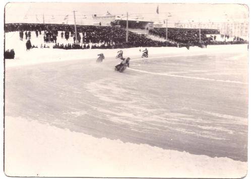 Участники мотогонок на ледовой трассе стадиона Дворца спорта г. Новокузнецка.