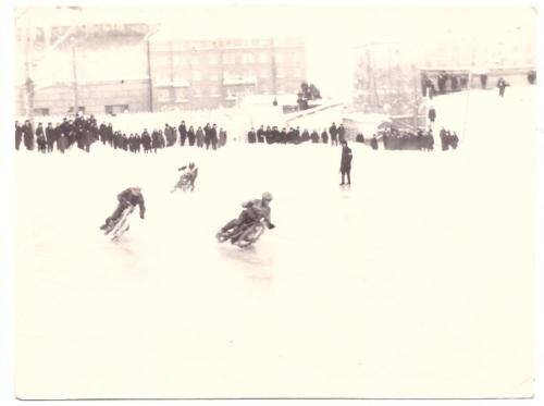 Участники мотогонок на ледовой трассе стадиона Дворца спорта г. Новокузнецка.