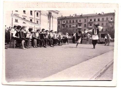 Участники танцевального коллектива  на площади перед дворцом культуры НКАЗа.