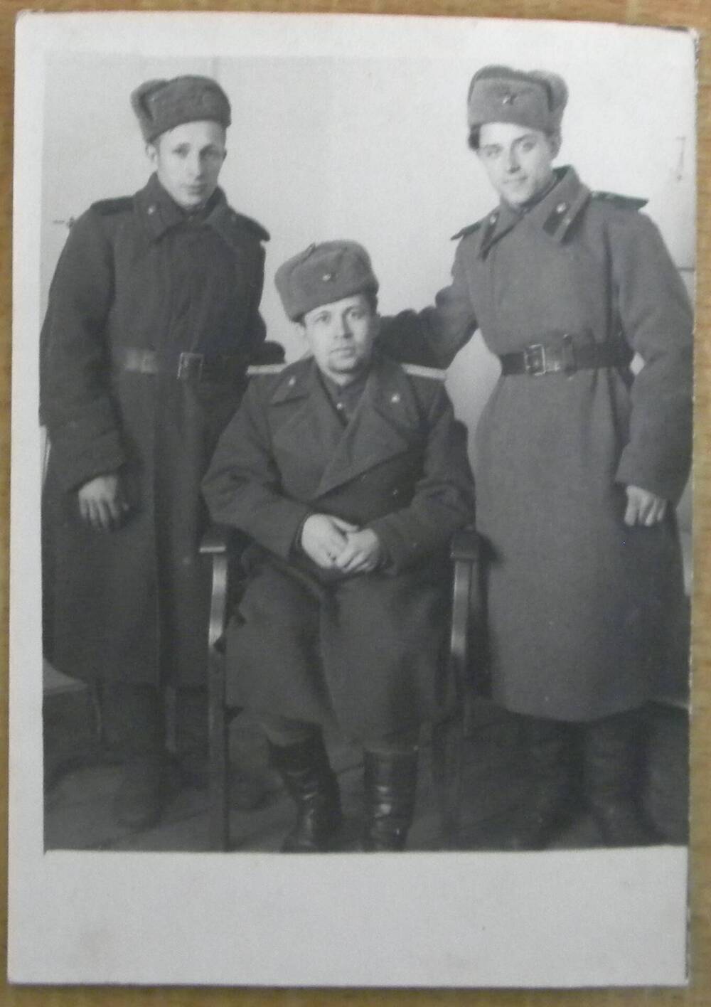Фотография Гончарова Ивана Ерофеевича с боевыми друзьями.