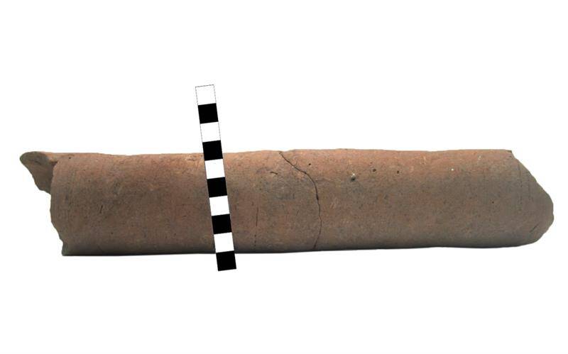 Трубы-кубура красноглиняной без ангоба и лощения - венчика с частью тулова и местом изгиба ее под прямым углом фрагмент.