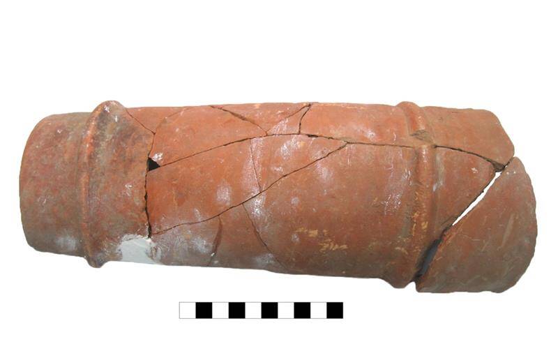 Желоба водосточного красноглиняного без ангоба и лощения - шейки с венчиком, воротничком и основной частью тулова фрагмент.