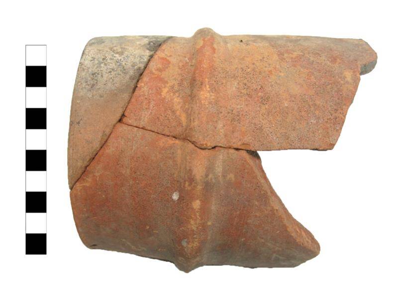 Желоба водосточного красноглиняного без ангоба и лощения - шейки с венчиком, воротничком и верхней частью тулова фрагмент.