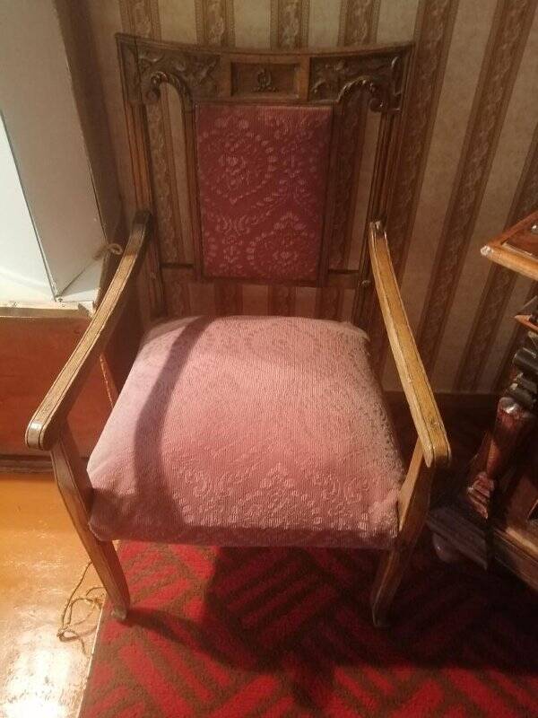 Кресло, перетянутое красным бархатом.