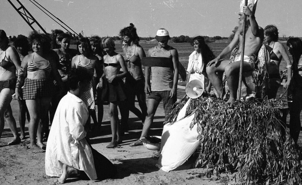 Фотонегатив. Праздник Нептуна в пионерском лагере  Донские орлята