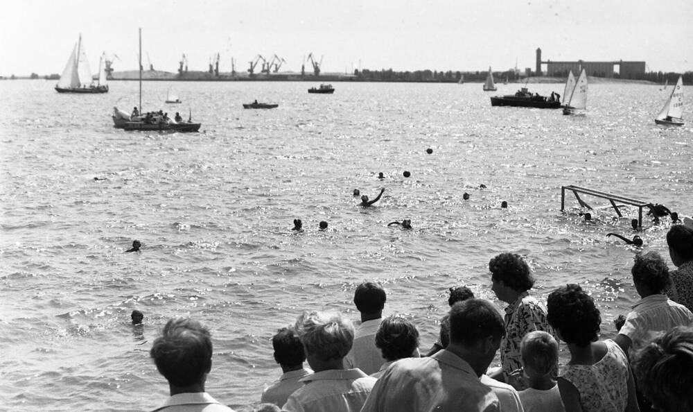 Фотонегатив. Празднование Дня города на дамбе Цимлянского водохранилища