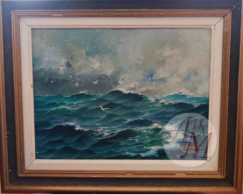 Картина с морским пейзажем с подписью автора в правом нижнем углу.