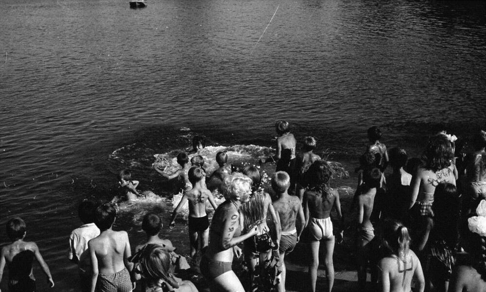 Фотонегатив. Праздник Нептуна в пионерском лагере  Донские орлята