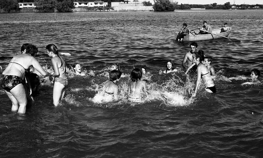 Фотонегатив. Праздник Нептуна в пионерском лагере  Донские орлята