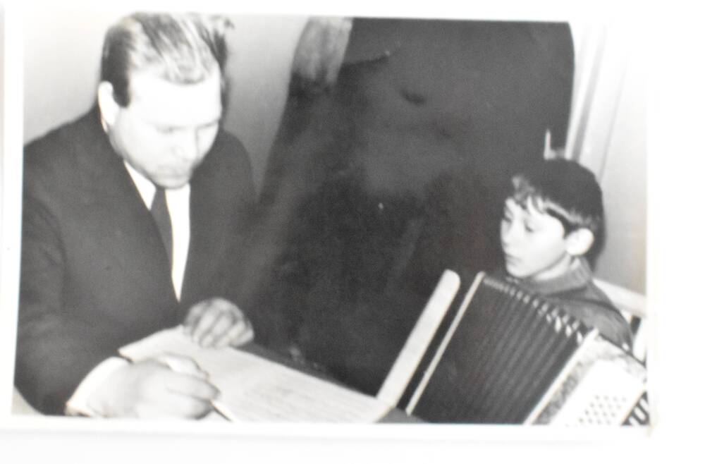 Фотография Голыгин Владимир Иванович, директор музыкальной школы г. Марпосада во время занятия с учеником
