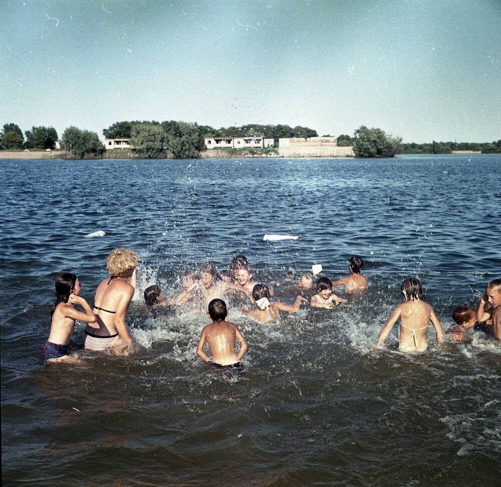 Фотонегатив. Праздник Нептуна в детском оздоровительном лагере Донские орлята