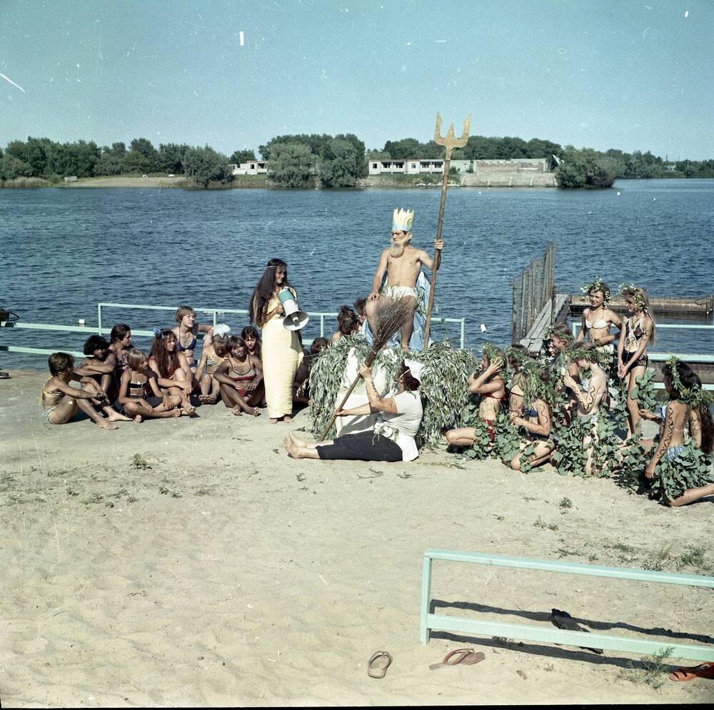 Фотонегатив. Праздник Нептуна в детском оздоровительном лагере Донские орлята