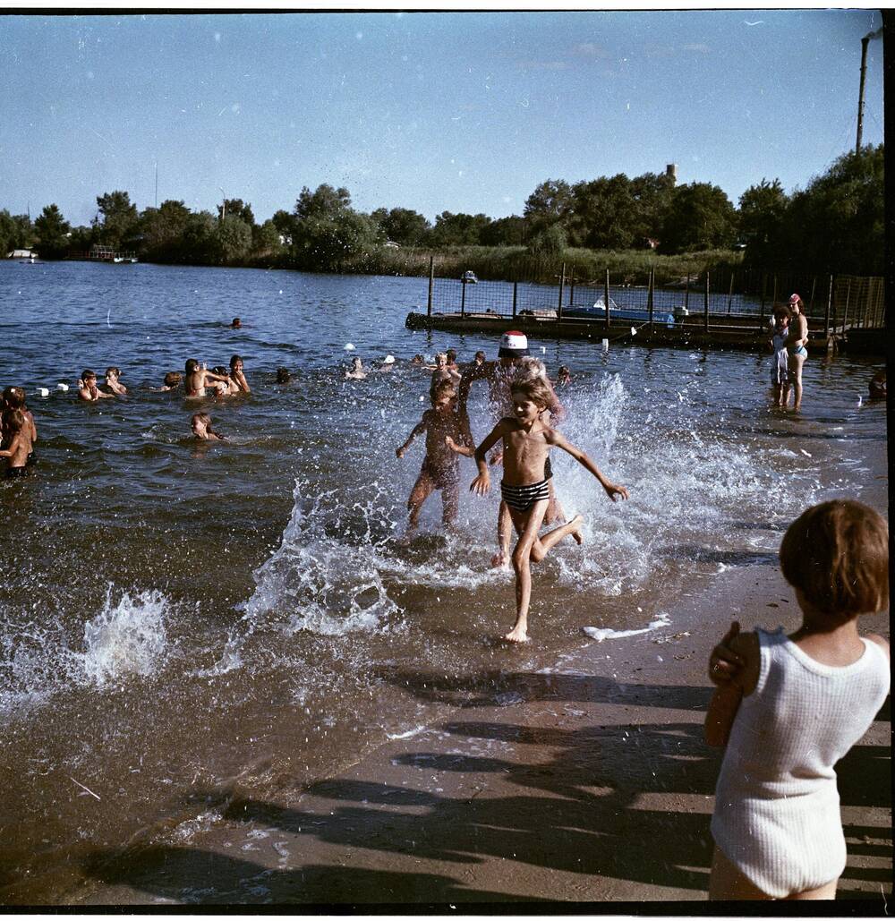 Фотонегатив. Праздник Нептуна в детском оздоровительном лагере Донские орлята