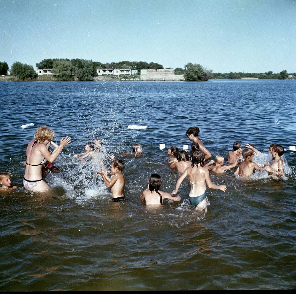 Фотонегатив. Праздник Нептуна в детском оздоровительном лагере Донские орлята