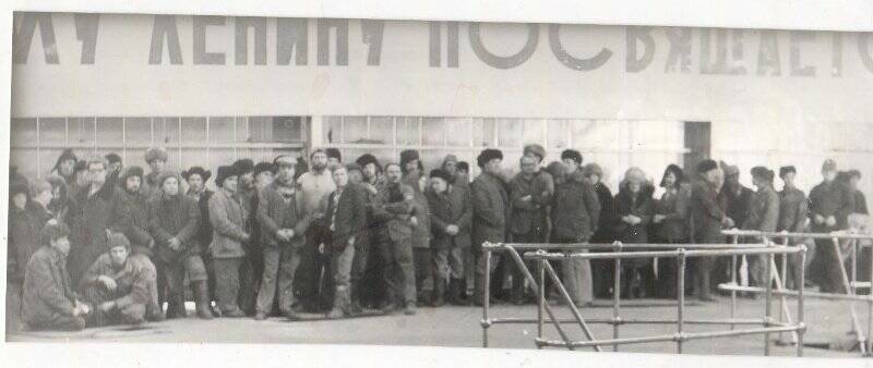 Фотография групповая. Монтажники СГЭМ в ожидании пуска первого гидроагрегата на Саяно-Шушенской ГЭС. 18 декабря 1978 года.