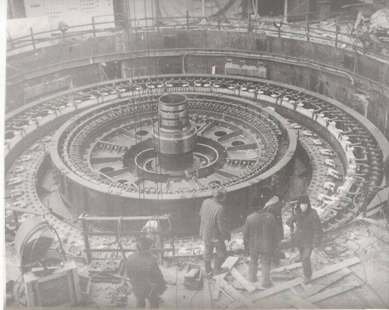 Фотография сюжетная. Монтаж ротора генератора первого гидроагрегата на Саяно-Шушенской ГЭС, работают монтажники «СГЭМа», 1978 г.