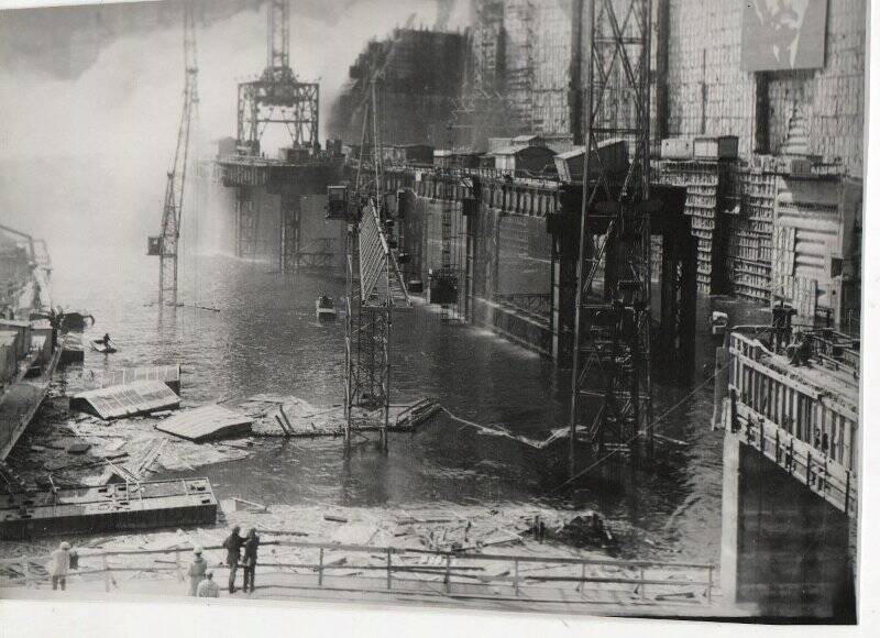 Фотография сюжетная. Паводок на Енисее. Нижний бьеф Саяно-Шушенской ГЭС 23 мая 1979 года.
