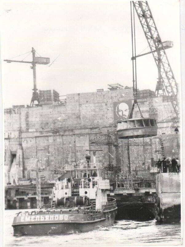 Фотография сюжетная. Разгрузка рабочего колеса на Саяно-Шушенской ГЭС, доставленного на теплоходе «Емельяново» осенью 1979 года.