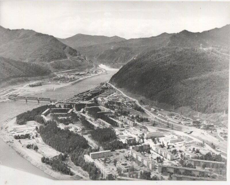Фотография. Вид с горы правого берега Енисея на поселок Черемушки и Саяно-Шушенскую ГЭС, на заднем плане, во время весеннего паводка 1979 года.