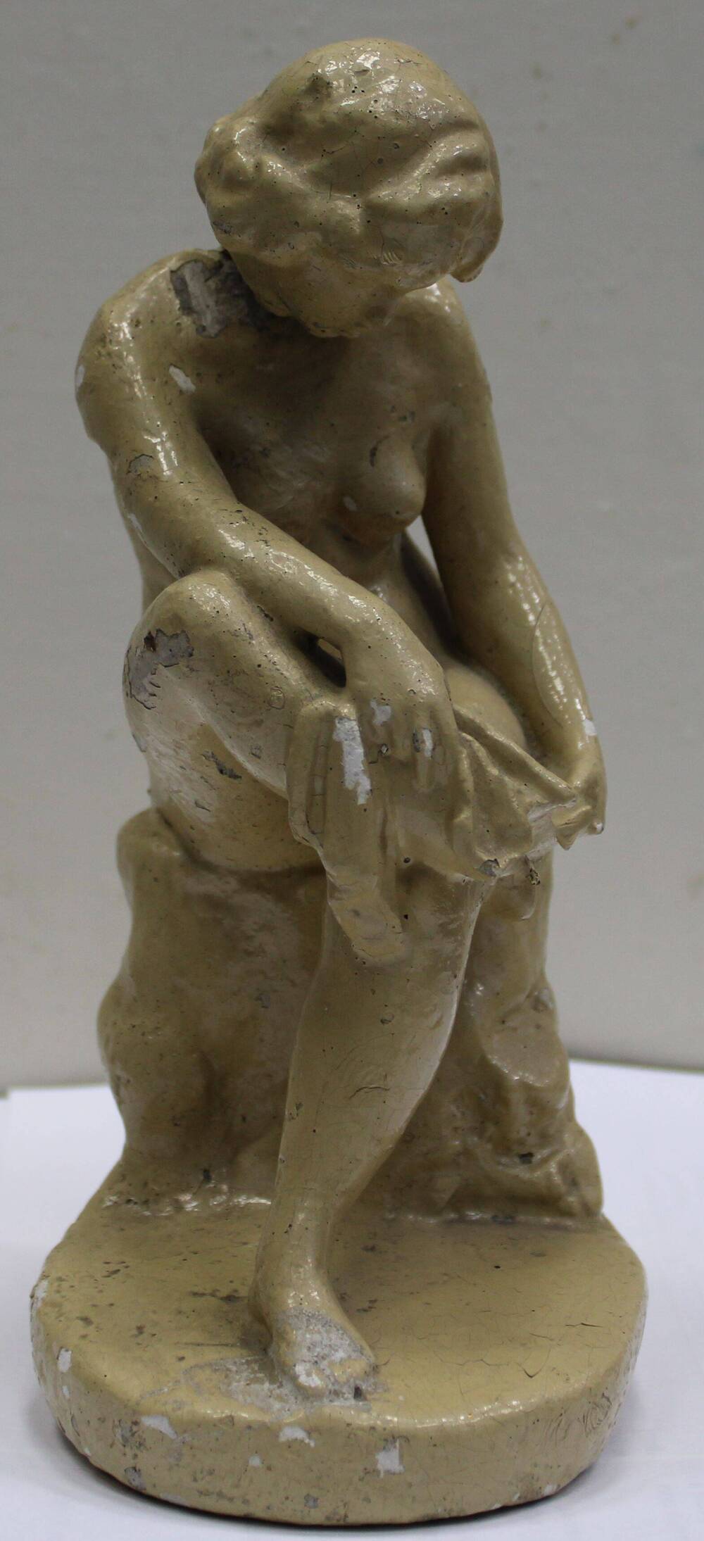 Скульптура обнаженной девушки