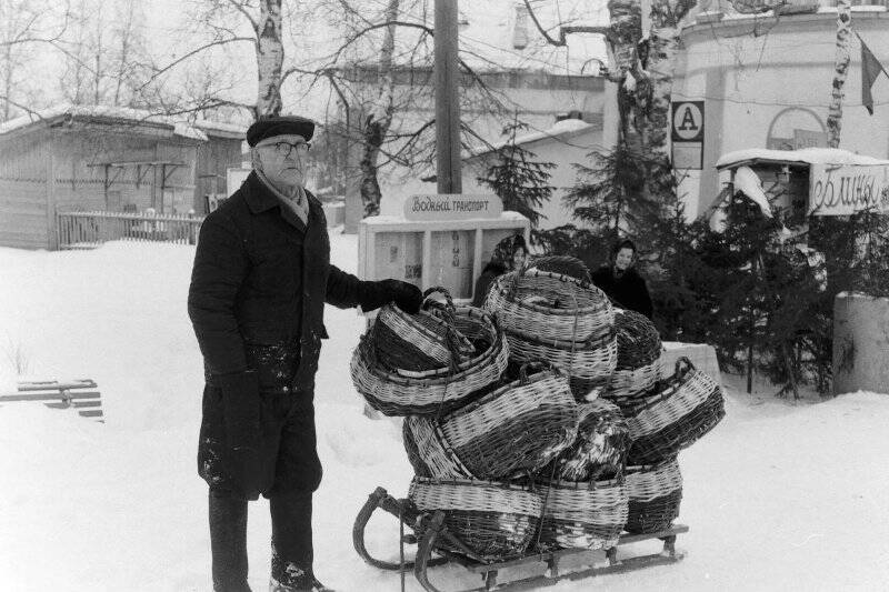 Негатив. Праздник русской зимы. Голубев на празднике зимы с продажей своих корзин.