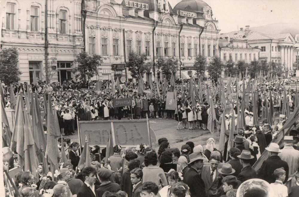 Фотография групповая сюжетная черно-белая.