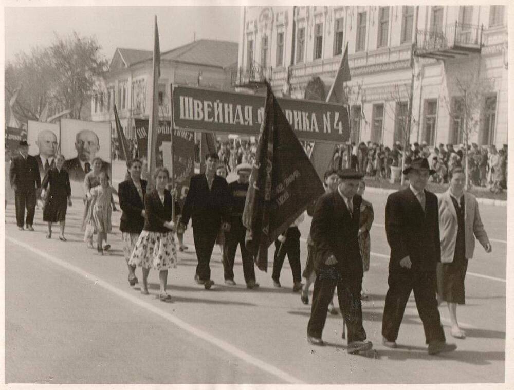 Фотография групповая сюжетная черно-белая.