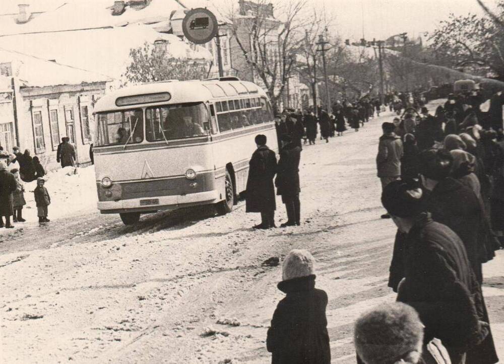 Фотография сюжетная черно-белая. Празднование масленицы трудящимися г. Вольска на улице Революционной.