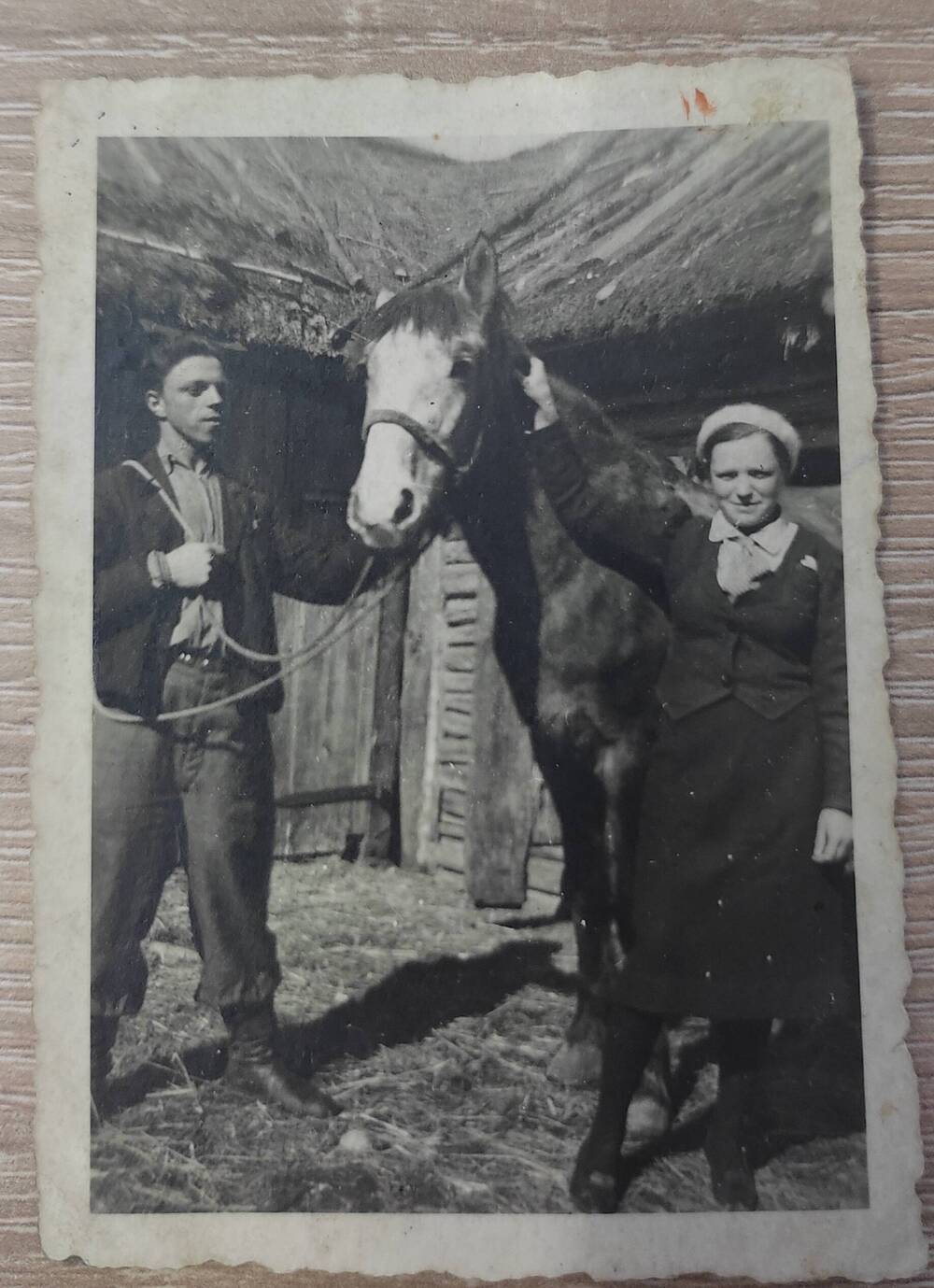 Фотография. Иван Алдюхов - участник Сещинского интернационального подполья с сестрой Анастасией