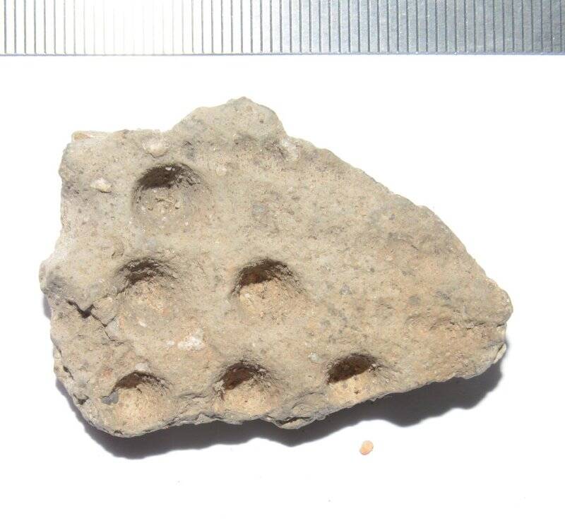Стенка сосуда (фрагмент) эпохи развитого неолита с ямочно-гребенчатым орнаментом
