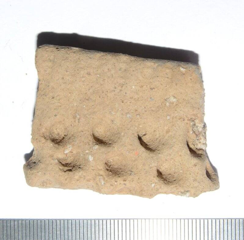 Венчик (фрагмент) сосуда эпохи развитого неолита с ямочно-гребенчатым орнаментом