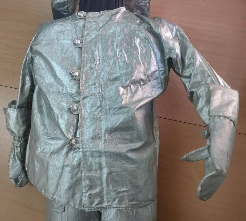 Куртка из ткани серебристого цвета со свето-теплоотражающим  свойством. Костюм для работы в условиях повышенной температуры: куртка, брюки, шлем, рукавицы